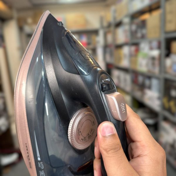 Hannover Steam Iron – 2200w German Lot | Ceramic Soleplate, Vertical & Burst Steam, Self-cleaning, Adjustable Temperature Control